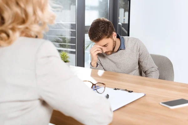 Psicólogo y paciente en terapia - foto de stock