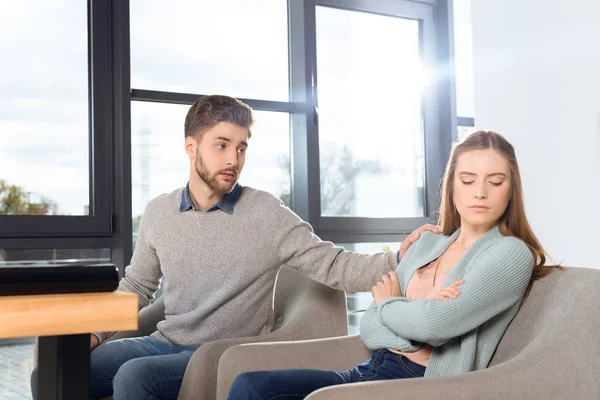 Jovem casal em psicoterapia — Fotografia de Stock