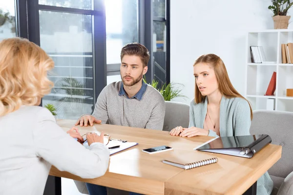 Giovane coppia e psicologo — Foto stock