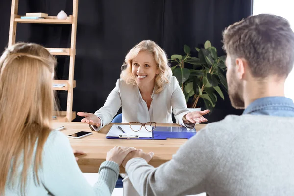 Young couple and psychologist — Stock Photo