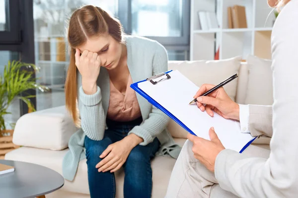 Psychologist and patient at therapy — Stock Photo