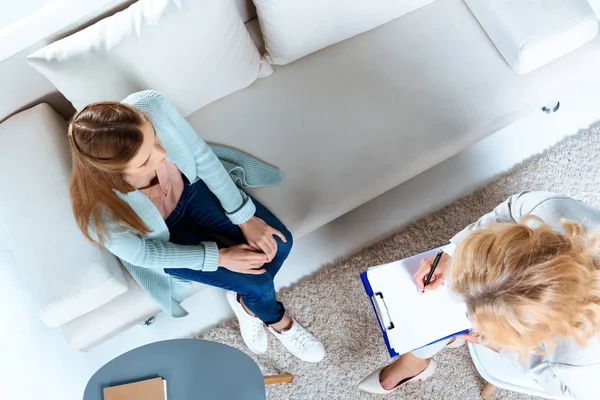 Psicólogo y paciente en terapia - foto de stock