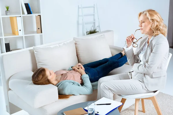 Psychologist and patient at therapy — Stock Photo