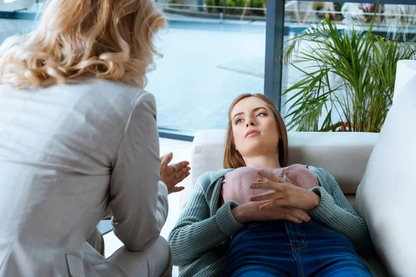 Psychologist and patient at therapy — Stock Photo