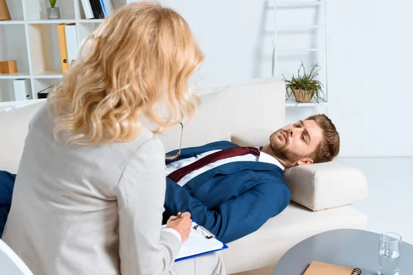 Psicólogo y paciente en terapia - foto de stock