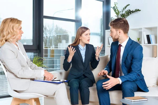 Joven pareja y psicólogo - foto de stock