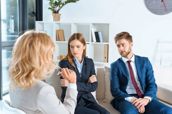 Молода пара і психолог — Stock Photo