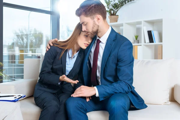 Casal apoiando uns aos outros — Fotografia de Stock