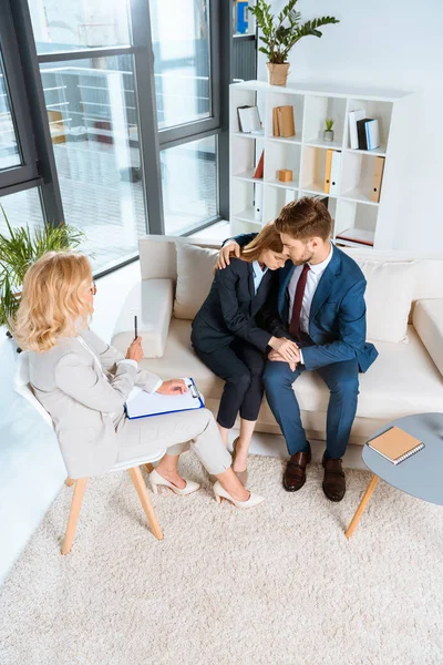 Jeune couple et psychologue — Photo de stock