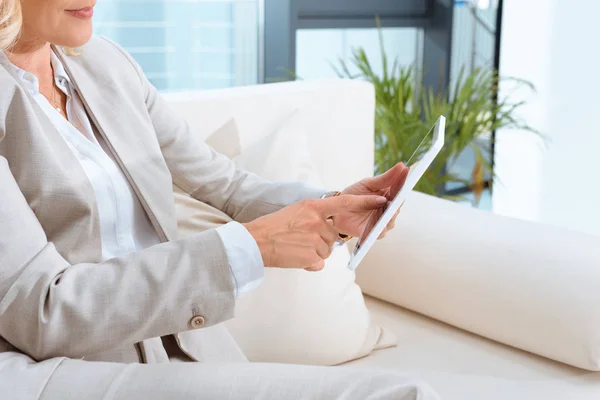 Mujer de negocios con tableta digital - foto de stock