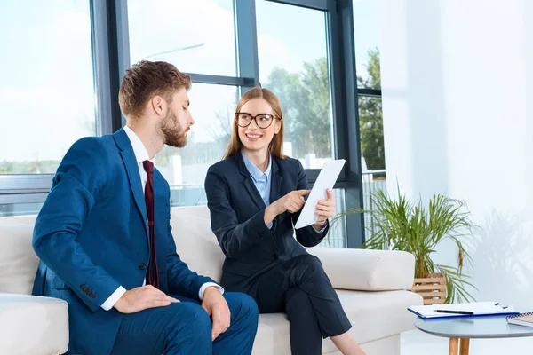 Geschäftsleute mit digitalem Tablet — Stockfoto