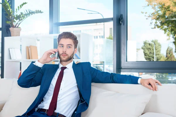 Uomo d'affari che parla su smartphone — Foto stock