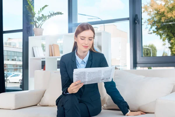 Businesswoman reading newspaper — Stock Photo