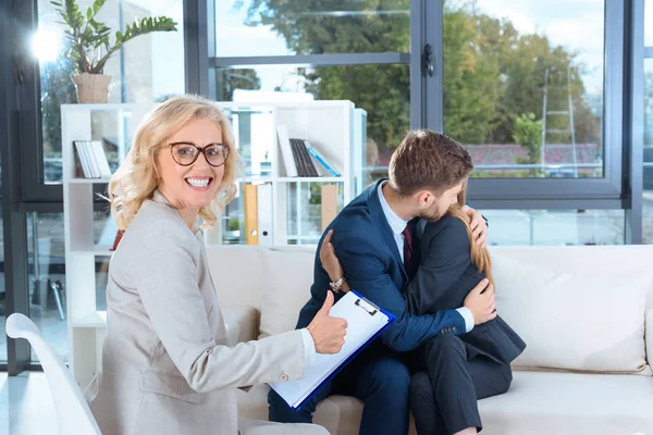 Joven pareja y psicólogo - foto de stock