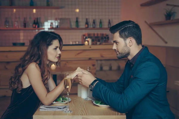 Pareja teniendo una cena romántica - foto de stock