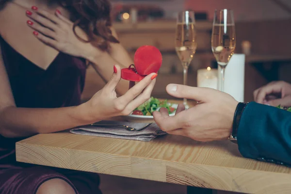 Homem em casamento para namorada — Fotografia de Stock