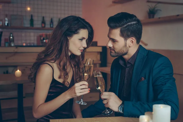 Couple avec verres de champagne — Photo de stock