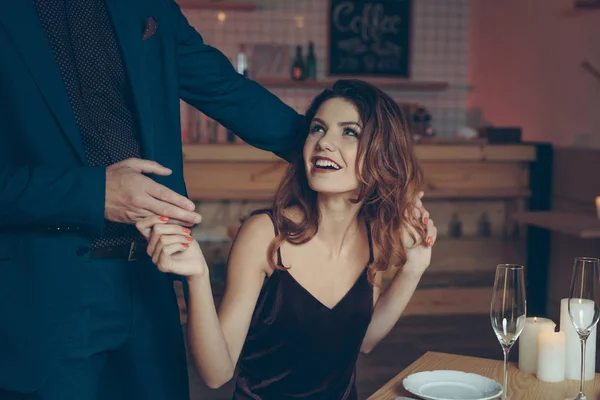 Hombre sorprendente mujer - foto de stock