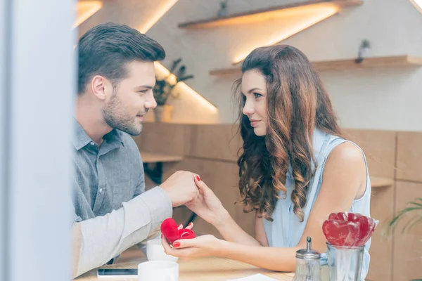 Frau mit Verlobungsring — Stockfoto