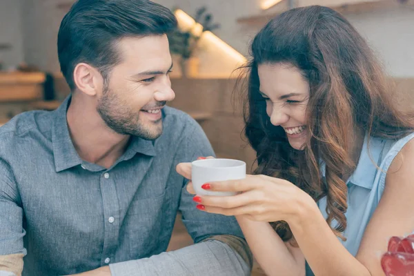 Pareja en cita romántica - foto de stock