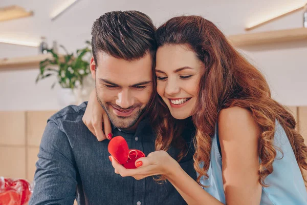 Mujer feliz con anillo de compromiso - foto de stock