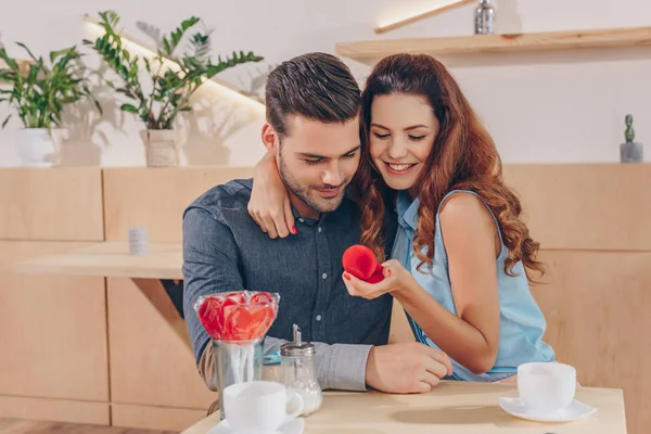 Mujer feliz con anillo de compromiso - foto de stock