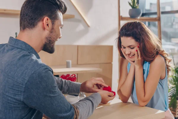 Homme faisant la proposition à petite amie — Photo de stock