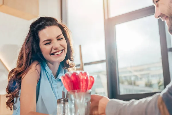 Счастливая пара на свидании в кафе — стоковое фото