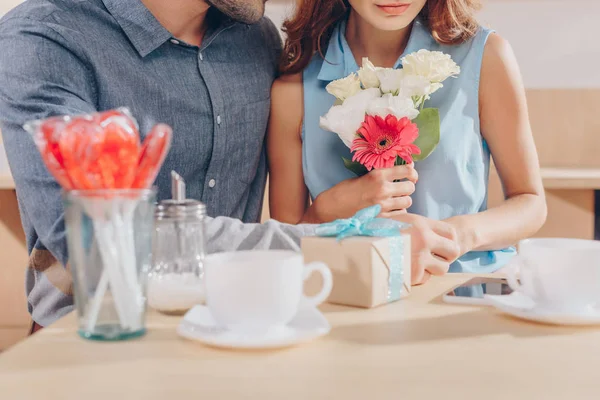 Femme tenant bouquet de fleurs — Photo de stock