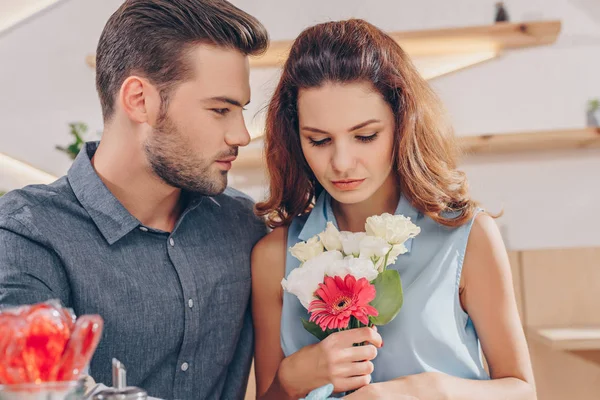 Femme tenant bouquet de fleurs — Photo de stock