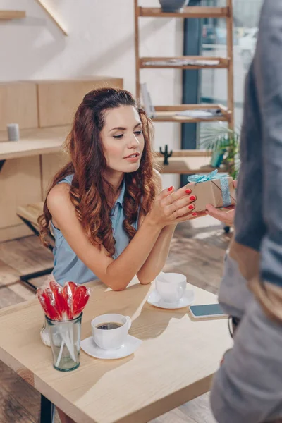 Man presenting gift to girlfriend — Stock Photo