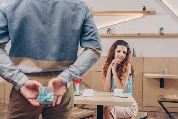 Man holding gift for girlfriend — Stock Photo