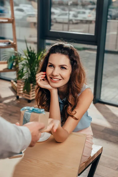 Man presenting gift to girlfriend — Stock Photo