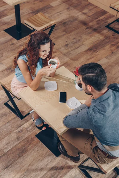 Pareja bebiendo café en la cafetería - foto de stock