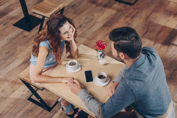 Couple ayant rendez-vous au café — Photo de stock