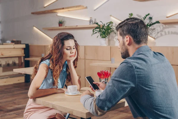 Paar verabredet sich im Café — Stockfoto