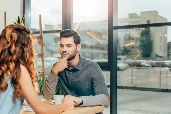 Paar verabredet sich im Café — Stockfoto