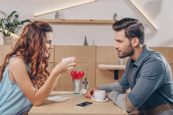 Couple boire du café dans le café — Photo de stock