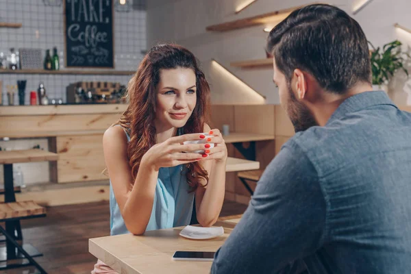 Pareja bebiendo café en la cafetería - foto de stock