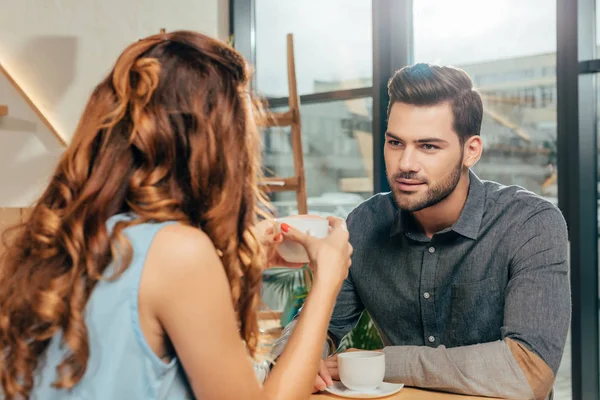 Pareja bebiendo café en la cafetería - foto de stock