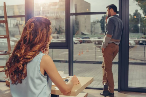 Mujer en la mesa en la cafetería - foto de stock