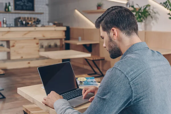 Uomo utilizzando il computer portatile — Foto stock