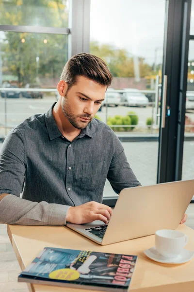 Homme utilisant un ordinateur portable — Photo de stock