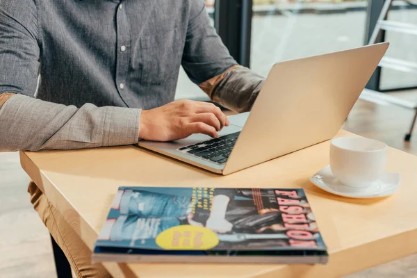 Uomo utilizzando il computer portatile — Stock Photo