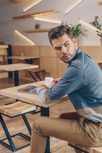 Caucasien homme dans café — Photo de stock