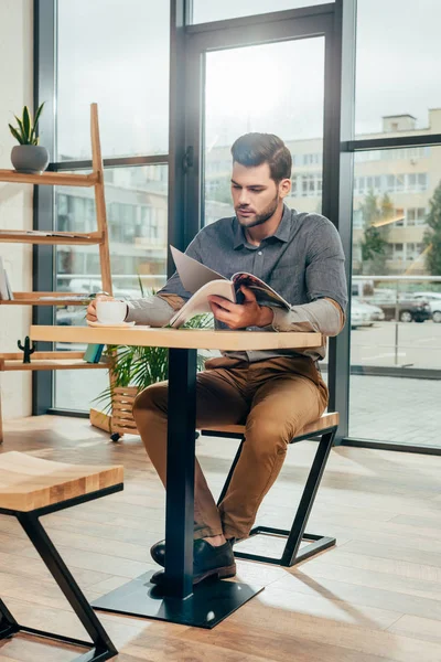 Man reading magazine — Stock Photo