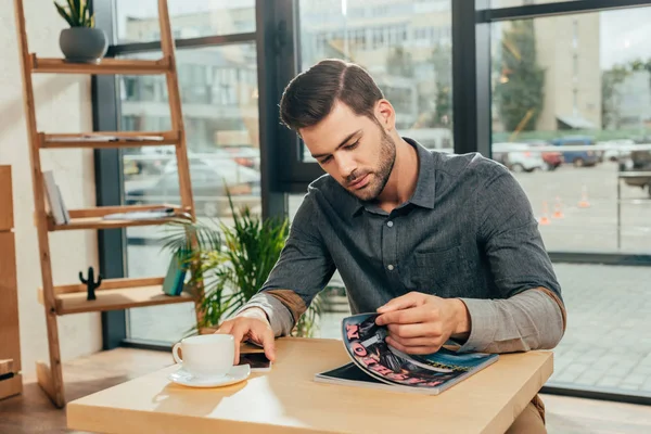 Man reading magazine — Stock Photo