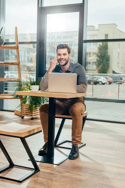 Mann spricht auf Smartphone — Stockfoto