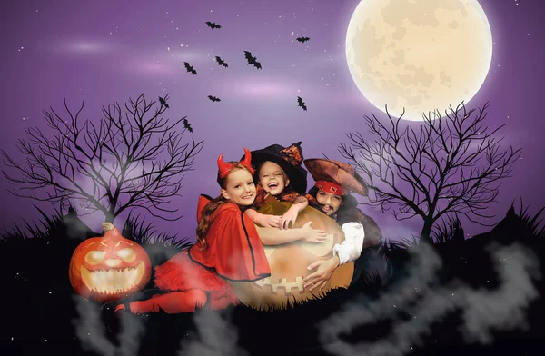Дети с Джеком Фонарём на Хэллоуин — стоковое фото