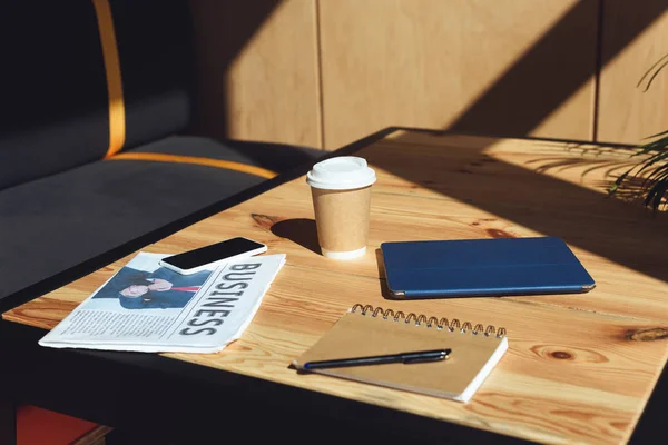 Café para llevar, periódico y gadgets - foto de stock